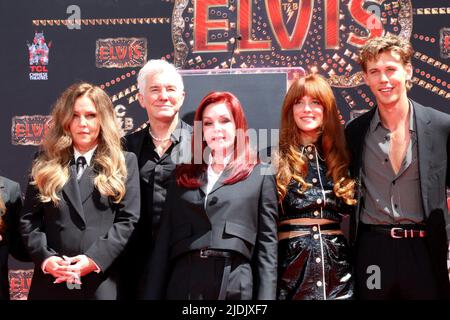 Los Angeles, Kalifornien. 21.. Juni 2022. Steve Binder, Baz Luhrmann, Austin Butler, Lisa Marie Presley, Priscilla Presley, Riley Keough bei einem öffentlichen Auftritt für die Handprint/Footprint Ceremony for Three Generations of Elvis Presley Family, TCL Chinese Theatre, Los Angeles, CA 21. Juni 2022. Kredit: Priscilla Grant/Everett Collection/Alamy Live Nachrichten Stockfoto