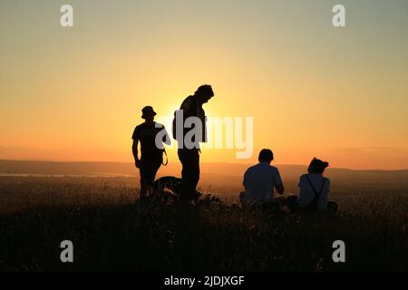 Stroud, Großbritannien, 21.. Juni 2022. Wetter in Großbritannien. Wunderschöner Sonnenuntergang-Abend, während die Menschen den ersten Tag der Sommersonnenwende auf dem Selsley Common in Stroud Gloucestershire genießen.Quelle: Gary Learmonth / Alamy Live News Stockfoto