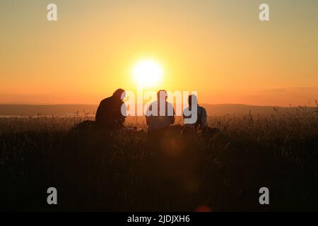 Stroud, Großbritannien, 21.. Juni 2022. Wetter in Großbritannien. Wunderschöner Sonnenuntergang-Abend, während die Menschen den ersten Tag der Sommersonnenwende auf dem Selsley Common in Stroud Gloucestershire genießen.Quelle: Gary Learmonth / Alamy Live News Stockfoto