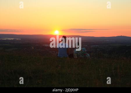 Stroud, Großbritannien, 21.. Juni 2022. Wetter in Großbritannien. Wunderschöner Sonnenuntergang-Abend, während die Menschen den ersten Tag der Sommersonnenwende auf dem Selsley Common in Stroud Gloucestershire genießen.Quelle: Gary Learmonth / Alamy Live News Stockfoto