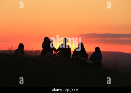 Stroud, Großbritannien, 21.. Juni 2022. Wetter in Großbritannien. Wunderschöner Sonnenuntergang-Abend, während die Menschen den ersten Tag der Sommersonnenwende auf dem Selsley Common in Stroud Gloucestershire genießen.Quelle: Gary Learmonth / Alamy Live News Stockfoto