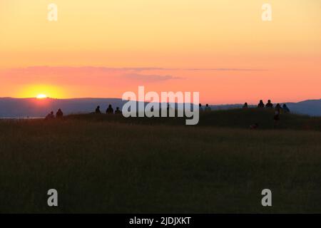 Stroud, Großbritannien, 21.. Juni 2022. Wetter in Großbritannien. Wunderschöner Sonnenuntergang-Abend, während die Menschen den ersten Tag der Sommersonnenwende auf dem Selsley Common in Stroud Gloucestershire genießen.Quelle: Gary Learmonth / Alamy Live News Stockfoto