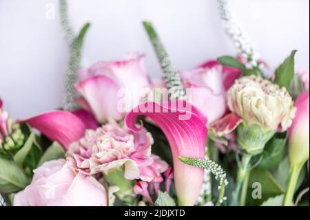 Bouquet von Rosen und cala Lilien Stockfoto