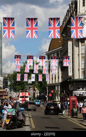 Blick in Richtung Leicester Square vom Piccadilly Circus mit union Jacks für das Queens Platinum Jubilee London England UK Juni 2022 Stockfoto