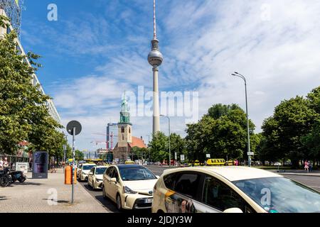 Juni 16. 2022 - Berlin, Deutschland. Viele Taxifahrer warten auf Touristen in der Innenstadt von Berlin, die an der Straße am berühmten Berliner fernsehturm, der St. Mary Kirche, dem Alexandrplatz, blau, sitzen Stockfoto