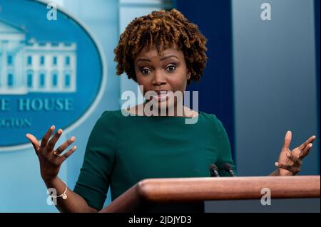 Washington, Usa. 21.. Juni 2022. Die Pressesprecherin des Weißen Hauses, Karine Jean-Pierre, spricht bei einer Pressekonferenz im Raum für die Pressekonferenz des Weißen Hauses. Kredit: SOPA Images Limited/Alamy Live Nachrichten Stockfoto