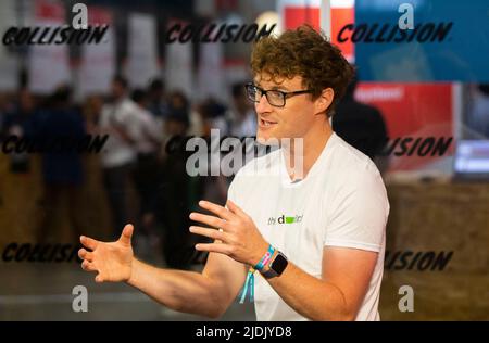 Toronto, Kanada. 21.. Juni 2022. Paddy Cosgrave, Gründer und CEO von Web Summit and Collision, spricht im Rahmen der Kollision Conference 2022 am 21. Juni 2022 in Toronto, Kanada, in einem Interview. China schreitet bei der Entwicklung von Luft- und Raumfahrt, Quantencomputing und Elektrofahrzeugen rasant voran, was zu einem innovativeren Wettbewerb führt, sagte Paddy Cosgrave am Dienstag in einem Interview mit Xinhua. Quelle: Zou Zheng/Xinhua/Alamy Live News Stockfoto