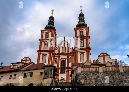 Vorderansicht der Mariatrost-Basilikumkirche auf dem Purberg an einem Wintertag, Wallfahrtskirche im Barockstil, in Graz, Steiermark, Österreich Stockfoto