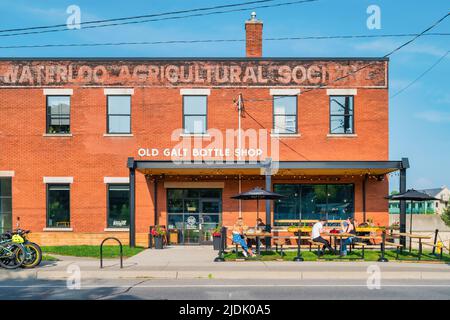 Die Leute sitzen auf der Terrasse eines Bar-Restaurants in der Innenstadt von Cambridge, Ontario, Kanada. Stockfoto