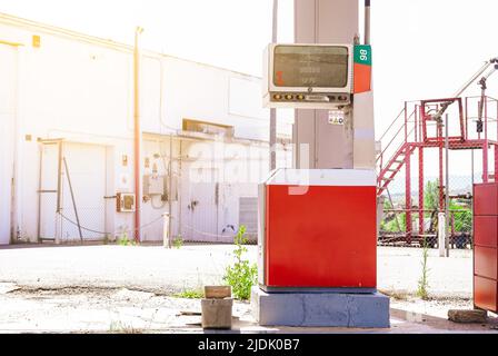 Pumpe einer verlassenen Tankstelle. Urlaubskonzept. Gaspreis Stockfoto