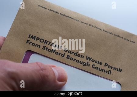 Brauner Umschlag mit der Gartenabfallgenehmigung vom Stafford Borough Council mit dem Aufkleber für einen braunen Abfallbehälter. Staffod, Großbritannien, 21. Juni 20 Stockfoto