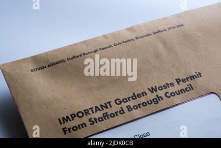 Brauner Umschlag mit der Gartenabfallgenehmigung vom Stafford Borough Council mit dem Aufkleber für einen braunen Abfallbehälter. Staffod, Großbritannien, 21. Juni 20 Stockfoto