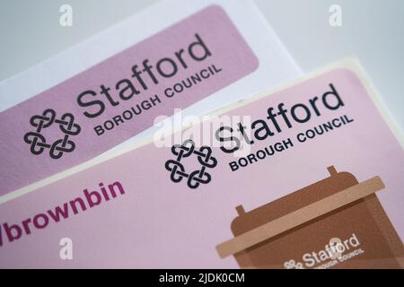 Genehmigung für Gartenabfälle vom Stafford Borough Council. Der Aufkleber für einen braunen Abfallbehälter. Staffod, Großbritannien, 21. Juni 2022. Stockfoto