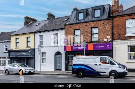 Ein Auto, das gerade in Inchicore, Dublin, geklemmt wurde, als sich der von Dublin Street Parking Services betriebene Kleinbus auf die Abfahrt vorbereitet. Stockfoto