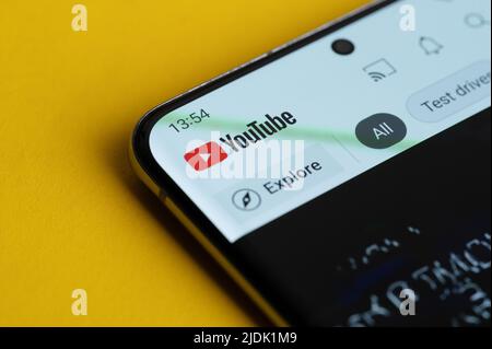 New york, USA - 21. juni 2022: Entdecken Sie Videos auf youtube auf dem Smartphone-Bildschirm in Nahaufnahme Stockfoto
