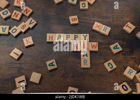 Frohes neues Jahr. Partyidee für alle. Holzbrief Puzzle-Spiel als eine Möglichkeit, Zeit ohne soziale Medien zu verbringen. Hochwertige Fotos Stockfoto