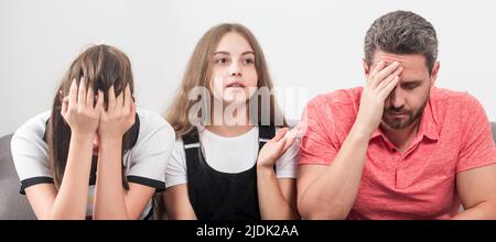 Eltern und Familie oder Kinder Probleme. Psychologe geben Familientherapie für Papa Mutter und Tochter Mädchen, Psychologie Stockfoto