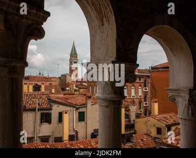 Der Blick auf die venezianischen Dächer und den Campanile di San Marco von der Treppe der Scala Contarini del Bovolo, Venedig, Italien Stockfoto