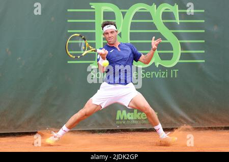 Mailand, Italien. 21.. Juni 2022. Italien, Mailand, 21 2022. juni: Marco Cecchinato (ita) während des Tennisspiels MARCO CECCHINATO (ITA) gegen LEANDRO RIEDI (SVI) 1. beim ATP Challenger Milan im Aspria Harbour Club (Foto von Fabrizio Andrea Bertani/Pacific Press) Credit: Pacific Press Media Production Corp./Alamy Live News Stockfoto