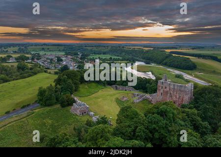 Norham Castle hoch über dem Fluss Tweed, erbaut von den Bischöfen von Durham, einem der wichtigsten Orte an der anglo-schottischen Grenze Stockfoto