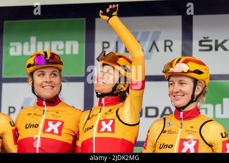 Julie Leth, Joscelin Lowden, Hannah Ludwig, Fahrer des Teams Uno X Pro Cycling Team, bevor sie im UCI-Radrennen der Women's Tour aus Colchester Rennen Stockfoto