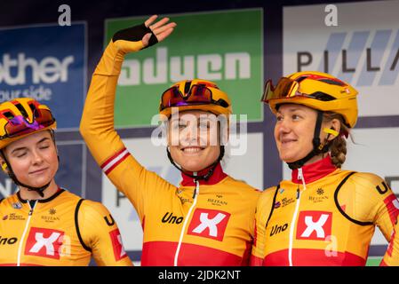 Mie Bjorndal Ottestad, Julie Leth, Joscelin Lowden, Fahrer des Teams Uno X Pro Cycling Team, bevor sie im UCI-Radrennen der Women's Tour gefahren sind Stockfoto