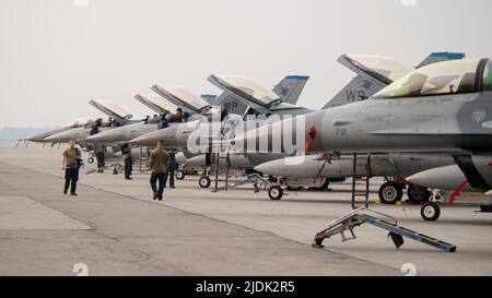 F-16 Fighting Falcons, die zur 35. Fighter Squadron, Kunstan Air Base, Republik Korea, gehören, werden von Airmen aus der 35. Aircraft Maintenance Unit im Rahmen der Übung Red Flag 22-2 auf der Eielson Air Force Base, Alaska, 14. Juni 2022 für ein Training vorbereitet. Das 35. FS, das als „Pantons“ bekannt ist, übernimmt die Luft- und Raumfahrtkontrolle und erzwingt Einsatzaufgaben wie Gegenluft, strategische Angriffe, Verbote und Nahaufnahmen. Es verwendet eine vollständige Palette von Präzisionsanordnungen, kann Tag oder Nacht und bei allen Wetterbedingungen eingesetzt werden. Die Übung mit der Roten Flagge wurde 1975 eingeführt Stockfoto