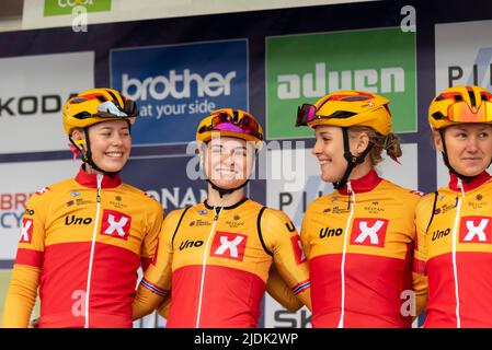 Anne Dorthe Ysland, Mie Bjorndal Ottestad, Julie Leth, Joscelin Lowden, Fahrer des Teams Uno X Pro Cycling Team, bevor sie in der UCI The Women's Tour Rennen Stockfoto