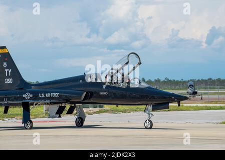 Colon der US-Luftwaffe Christopher Peters, Vizekommandant des 325. Fighter Wing, taxiert einen T-38A Talon auf der Tyndall Air Force Base, Florida, 6. Juni 2022. Peters pilotierte im Laufe seiner Karriere die Modelle F-15E Strike Eagle, T-37 Tweet und T-38. (USA Foto der Luftwaffe von Staff Sgt. Magen M. Reeves) Stockfoto