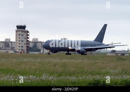 Ein KC-46A Pegasus vom Luftwaffenstützpunkt McConnell, Kansas, trifft am 8. Juni 2022 auf der Landebahn des japanischen Luftwaffenstützpunkts Yokota ein. Der Pegasus nimmt an der Beschäftigungskonzept-Übung 22-06 des Air Mobility Command Teil und hat den Betrieb des Indo-Pacific Theatre mit Luftbetankung durchgeführt. Die Übung konzentrierte sich auf die Integration von Total Force und gemeinsamen Schulungen in einer Multi-Domain-Umgebung, um praktische Kenntnisse und Bereitschaft aufzubauen. (USA Luftwaffe Foto von Master Sgt. John Gordinier) Stockfoto