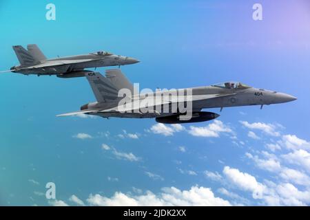 Zwei US Navy F/A-18 Hornets fliegen in Formation mit einem McConnell Air Force Base, Kansas, KC-46A Pegasus, 6. Juni 2022, der sich während der Beschäftigungskonzept-Übung des Air Mobility Command 22-06 über dem Pazifischen Ozean befindet. Die Übung testete McConnell und Pease Air National Guard Base, N.H., Airframes und Aircrew, um die gemeinsame Interoperabilität in einer Multi-Domain-Umgebung zu üben, um echte Kenntnisse aufzubauen. (USA Luftwaffe Foto von Master Sgt. John Gordinier) Stockfoto