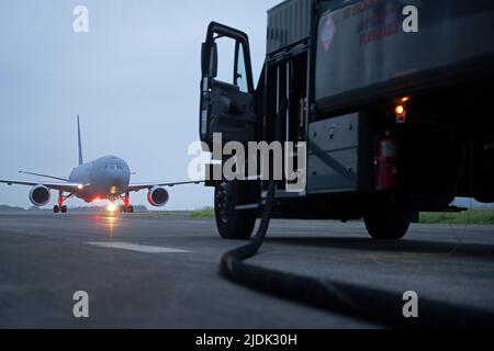 Ein KC-46A Pegasus vom Luftwaffenstützpunkt McConnell, Kansas, taxis die Rampe entlang, während ein weiterer Pegasus für die Mission am nächsten Tag, 8. Juni 2022, auf dem japanischen Luftwaffenstützpunkt Yokota, betankt wird. Die KC-46As führte die Beschäftigungskonzeption 22-06 des Air Mobility Command durch, die dem Indo-Pacific Theatre Luftbetankungskapazitäten zur Verfügung stellt. ECES konzentriert sich auf das Testen von Flugrahmen und Personal in eingesetzten Umgebungen, um zukünftige reale Fähigkeiten zu gewährleisten. (USA Luftwaffe Foto von Master Sgt. John Gordinier) Stockfoto