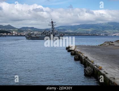 AZOREN, Portugal (10. Mai 2022) der Arleigh-Burke-Klasse-Lenkflugkörper-Zerstörer USS Paul Ignatius (DDG 117) verlässt Azoren, Portugal, nach einem geplanten Logistikstopp am 9. Mai 2022. Paul Ignatius arbeitet im Atlantischen Ozean zur Unterstützung von Marineinteraktionen, um die Stabilität und Sicherheit des Seeverkehrs zu wahren, um den Zugang zu gewährleisten, Aggressionen abzuschrecken und die Interessen der USA, der Alliierten und der Partner zu verteidigen. (USA Navy Foto von Mass Communication Specialist 3. Klasse Nichola Russell) Stockfoto