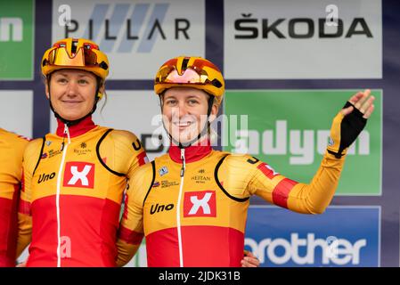 Joscelin Lowden, Hannah Ludwig, Fahrer des Teams Uno X Pro Cycling Team, bevor es im UCI das Women's Tour Radrennen aus Colchester bestieg Stockfoto