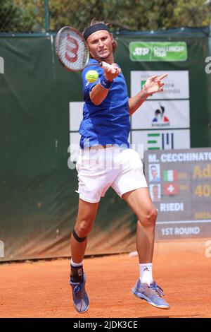 Mailand, Italien. 21.. Juni 2022. Italien, Mailand, 21 2022. juni: Leandro Riedi (svi) beim Tennisspiel MARCO CECCHINATO (ITA) gegen LEANDRO RIEDI (SVI) 1. beim ATP Challenger Milan im Aspria Harbour Club (Bildnachweis: © Fabrizio Andrea Bertani/Pacific Press via ZUMA Press Wire) Stockfoto