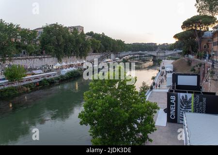 Roma, Italien. 21.. Juni 2022. Blick auf den Tiber mit den Ständen des römischen Sommers (Foto: Matteo Nardone/Pacific Press/Sipa USA) Quelle: SIPA USA/Alamy Live News Stockfoto