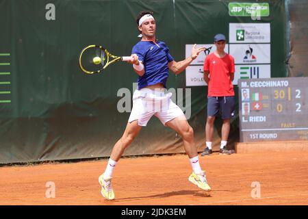 Mailand, Italien. 21.. Juni 2022. Italien, Mailand, 21 2022. juni: Marco Cecchinato (ita) beim Tennisspiel MARCO CECCHINATO (ITA) gegen LEANDRO RIEDI (SVI) 1. beim ATP Challenger Milan im Aspria Harbour Club (Bildnachweis: © Fabrizio Andrea Bertani/Pacific Press via ZUMA Press Wire) Stockfoto