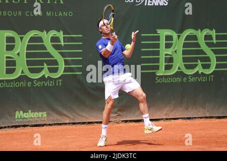 Mailand, Italien. 21.. Juni 2022. Italien, Mailand, 21 2022. juni: Marco Cecchinato (ita) beim Tennisspiel MARCO CECCHINATO (ITA) gegen LEANDRO RIEDI (SVI) 1. beim ATP Challenger Milan im Aspria Harbour Club (Bildnachweis: © Fabrizio Andrea Bertani/Pacific Press via ZUMA Press Wire) Stockfoto