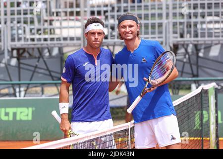 Mailand, Italien. 21.. Juni 2022. Italien, Mailand, 21 2022. juni: Cecchinato und Riedi nach dem Unentschieden während des Tennisspiels MARCO CECCHINATO (ITA) gegen LEANDRO RIEDI (SVI) 1. beim ATP Challenger Milan im Aspria Harbour Club (Bildnachweis: © Fabrizio Andrea Bertani/Pacific Press via ZUMA Press Wire) Stockfoto