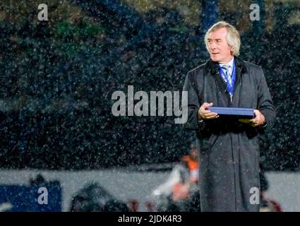 Der ehemalige nordirische legendäre Torhüter Pat Jennings erhält den UEFA-Preis auf dem Fußballfeld Stockfoto