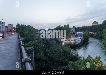 Roma, RM, Italien. 21.. Juni 2022. Blick auf die Insel Tiber mit dem Eingang zur Isola del Cinema (Bild: © Matteo Nardone/Pacific Press via ZUMA Press Wire) Stockfoto