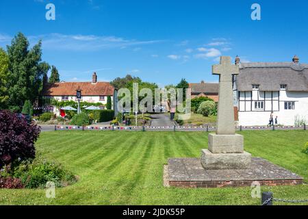 Reetgedeckte Hütte und Red Lion Pub auf der Green, High Street, Chalgrove, Oxfordshire, England, Vereinigtes Königreich Stockfoto