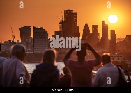 London, Großbritannien. 21.. Juni 2022. Wetter in Großbritannien: Die Sommersonnenwende im Greenwich Park endet mit einem dramatischen Sonnenuntergang über der Stadt am längsten Tag des Jahres. Kredit: Guy Corbishley/Alamy Live Nachrichten Stockfoto