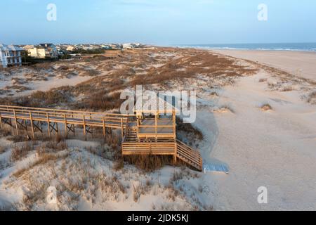 Luftaufnahme eines Gehwegs zum Strand in Emerald Isle North Carolina Stockfoto