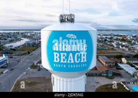 Atlantic Beach North Carolina - Mai 12 2022: Luftaufnahme des Atlantic Beach Wasserturms nach Westen Stockfoto