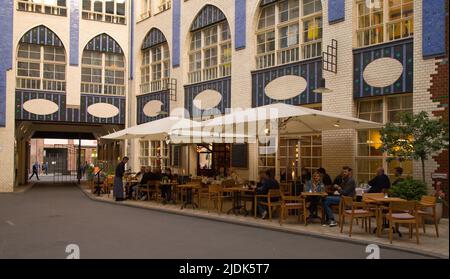 Deutschland, Berlin, Hackesche Höfe, Straßenszene, Restaurant, Stockfoto