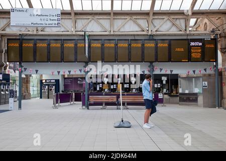 Eine Person wartet am Bahnhof Sheffield während der 1. Tage der Bahnstreiks, South Yorkshire Stockfoto