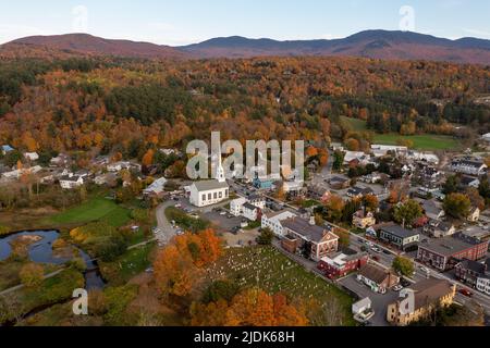 Stowe, Vermont - 12. Okt 2021: White Community Church im berühmten Skiort Stowe in Vermont während des Herbstes. Stockfoto