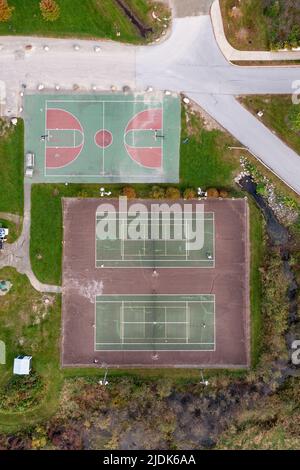 Luftaufnahme eines Basketball- und Tennisplatzes in Stowe, Vermont. Stockfoto