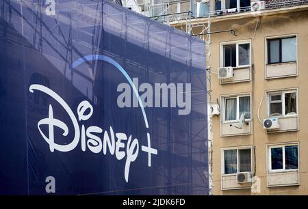 Bukarest, Rumänien - 21. Juni 2022: Ein Disney+-Logo wird auf einem extra großen Banner mit der Obi-Wan Kenobi Star Wars TV Mini Series auf einem Bui angezeigt Stockfoto